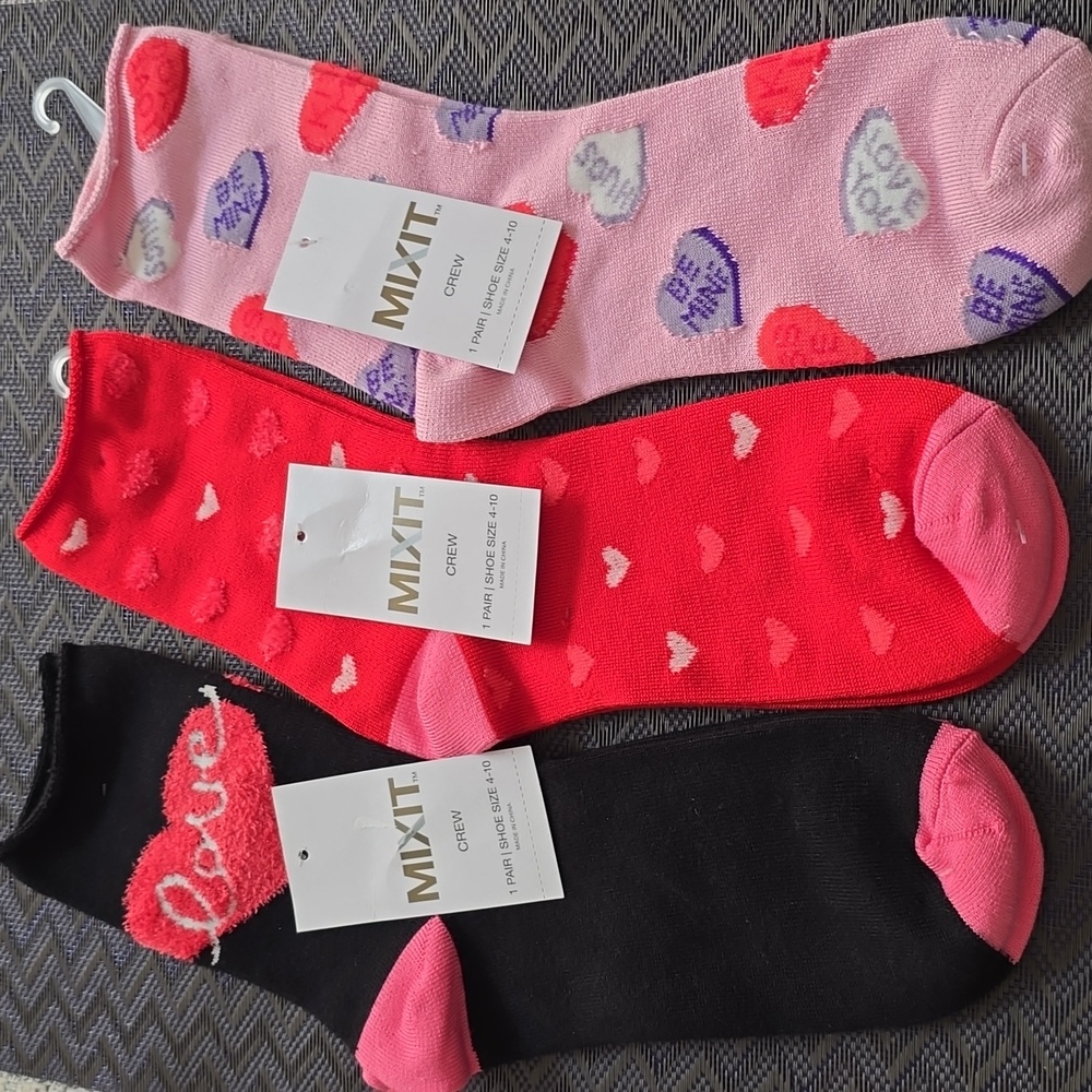 MIXIT BRAND WOMEN'S HEARTS VALENTINES BUNDLE OF 3 CREW SOCKS FITS SHOE SIZE 4-10